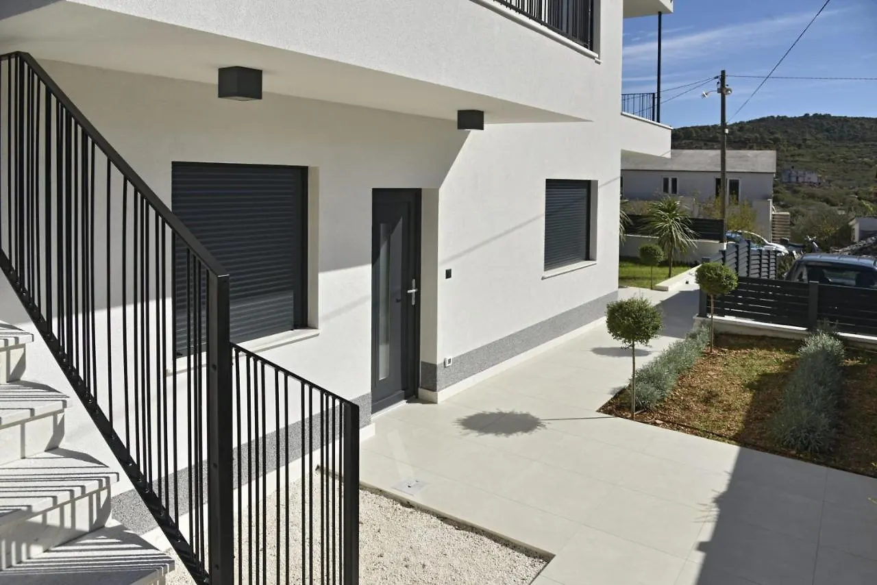 Historic Village Apartments Slatine 0*,