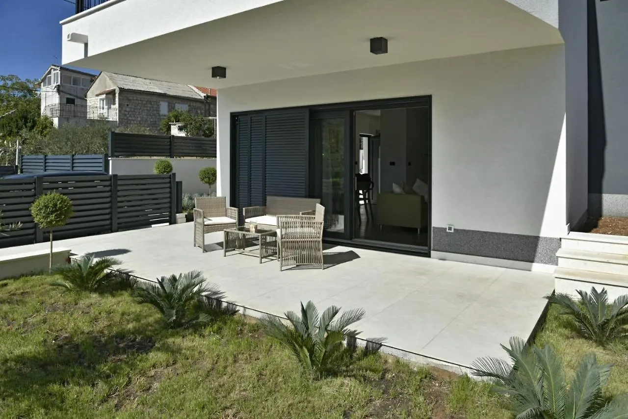 Historic Village Apartments Slatine 0*,